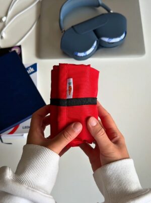 компактна сумка crossbody Morkwa червона складена у рулон