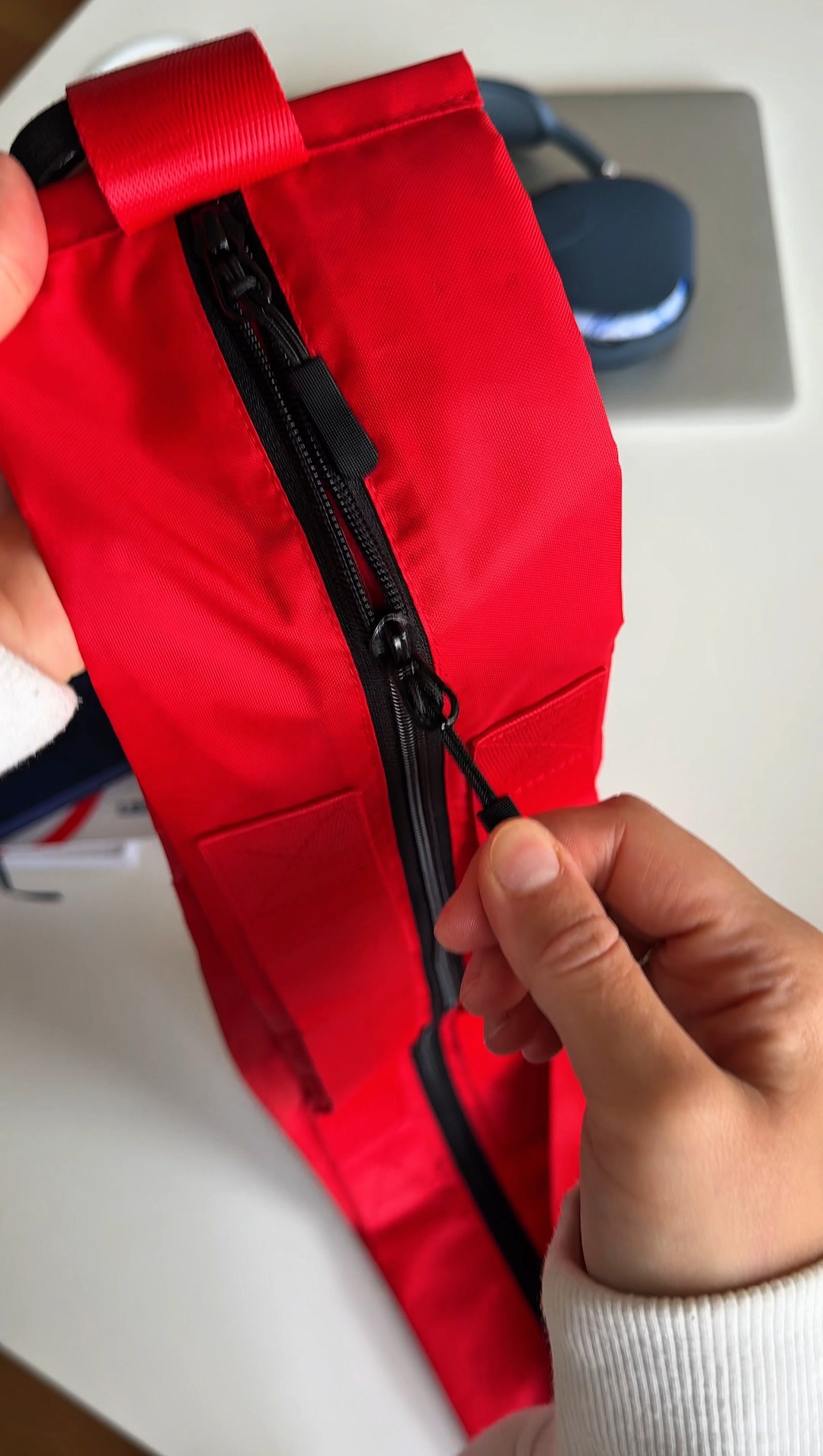 компактна сумка crossbody Morkwa червона складена у рулон